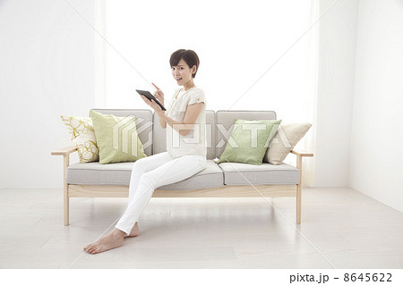 ソファーでタブレット 8645622