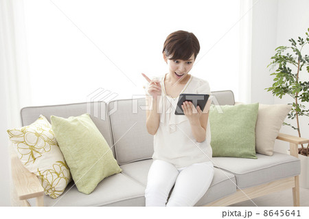 ソファーでタブレット 8645641