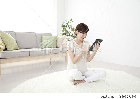 リビングでタブレット 8645664
