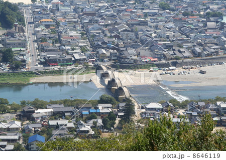 岩国の市街地と錦帯橋 8646119