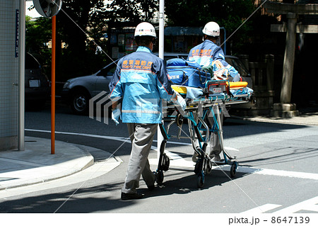 救護活動中の救急隊員 8647139