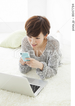 スマートフォンを見る女性　 8647794