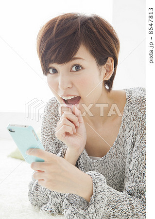 スマートフォンを見る女性　 8647813