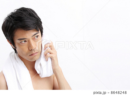 タオルを使う男性 タオルを使う男性 8648248
