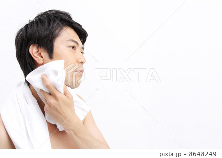 タオルを使う男性 8648249