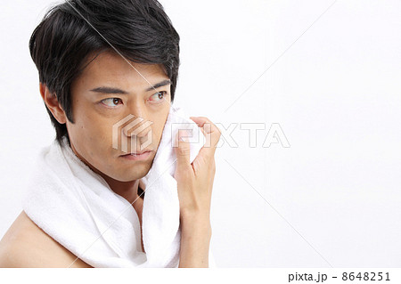 タオルを使う男性 8648251