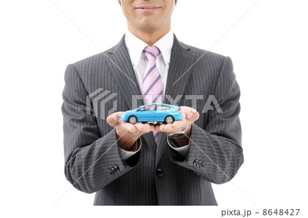 ミニカーを持つ男性 ミニカーを持つ男性 8648427