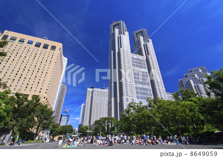 東京都・新宿中央公園のフリーマーケットと東京都庁舎 8649059