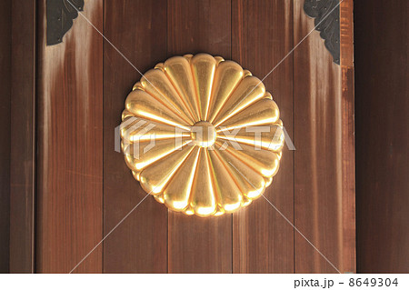 東京都・お盆の日の靖国神社の門 8649304