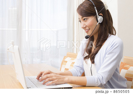 チャットする若い女性 チャットする若い女性 8650505