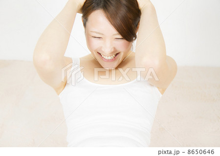 筋トレする女性 8650646