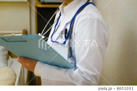 検診をする医者 8651031