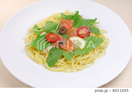 おいしいサーモンとホウレン草のパスタ 8651095