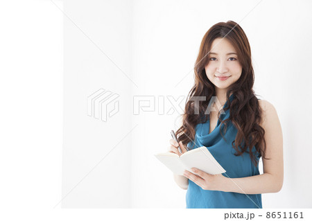メモを取る女性 8651161