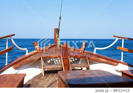 The bow of old wood ship The bow of old wood ship 8652433