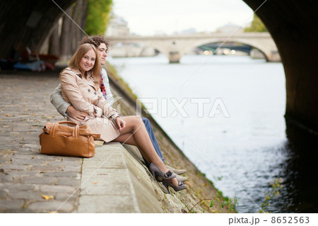 Romantic couple in Paris, having a date 8652563