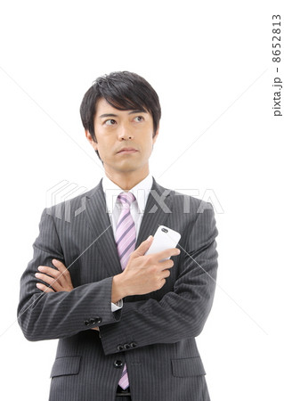 スマートフォンを持ったビジネスマン スマートフォンを持ったビジネスマン 8652813