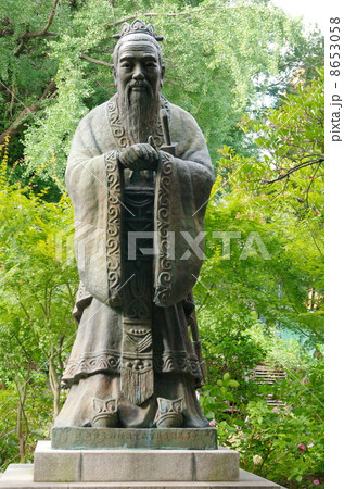 湯島聖堂の孔子像(東京都文京区) 湯島聖堂の孔子像(東京都文京区) 8653058