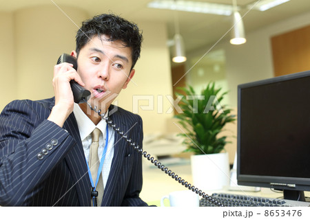 電話をかけるビジネスマン 8653476