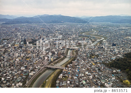 福井市内の中心部と足羽川を空撮 8653571