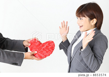 社内恋愛イメージ（嬉しい） 8653574