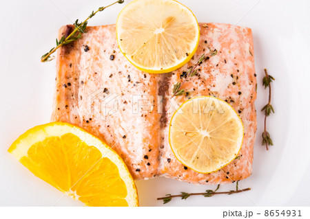 Salmon fillet with citrus and thyme 8654931