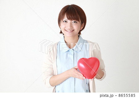 ハートを持った笑顔の看護師 ハートを持った笑顔の看護師 8655585