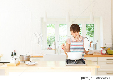 料理中の女性 8655851