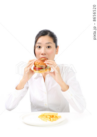 ハンバーガーを食べる女性 ハンバーガーを食べる女性 8656520