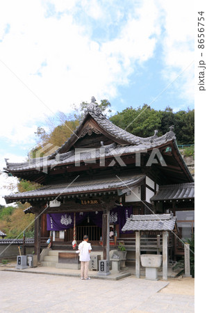 四国霊場第56番札所「泰山寺」本堂とお遍路さん 8656754