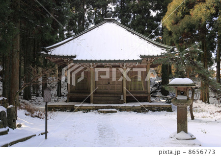 冬の比叡山延暦寺「西塔・恵亮堂」 冬の比叡山延暦寺「西塔・恵亮堂」 8656773