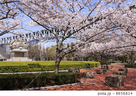 坂出市、瀬戸大橋記念公園のモニュメント「どだま獅子」と番の州高架橋 坂出市、瀬戸大橋記念公園のモニュメント「どだま獅子」と番の州高架橋 8656814