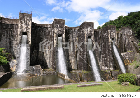香川県観音寺市大野原町、国重文「豊稔池堰堤」放水 香川県観音寺市大野原町、国重文「豊稔池堰堤」放水 8656827