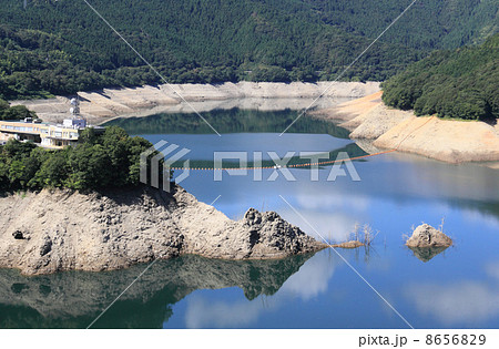貯水率が低下し（27％）第3次取水制限に入った早明浦ダム（早明浦湖） 8656829