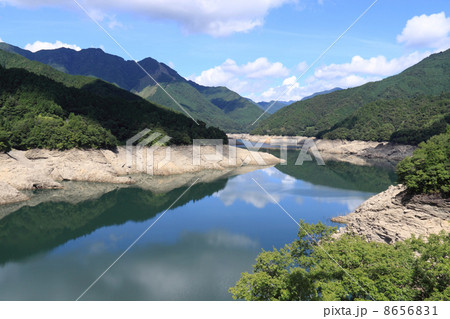 貯水率が低下し(27%)第3次取水制限に入った早明浦ダム(早明浦湖)、上吉野川橋より上流を見る 貯水率が低下し(27%)第3次取水制限に入った早明浦ダム(早明浦湖)、上吉野川橋より上流を見る 8656831