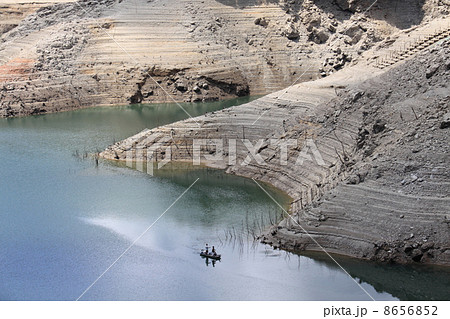 貯水率が低下し（27％）第3次取水制限に入った早明浦ダム（早明浦湖）上吉野川橋より撮影 8656852