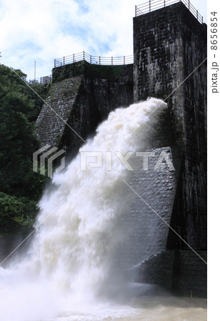 香川県観音寺市大野原町、国重文「豊稔池堰堤」放水 8656854