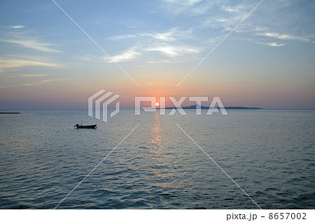 伊江島に沈む夕陽 伊江島に沈む夕陽 8657002