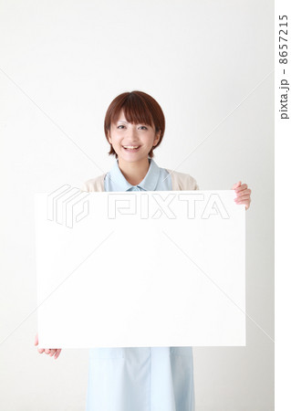 ボードを持った白衣の女性 8657215