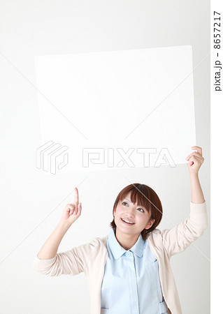 ボードを持った白衣の女性 8657217