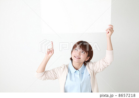 ボードを持った白衣の女性 8657218