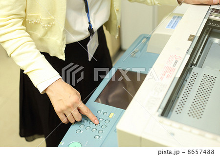 複写機を使う若いＯＬ 8657488