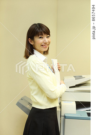 複写機を使う若いＯＬ 8657494