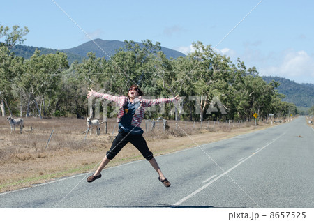 オーストラリアの道端でジャンプ オーストラリアの道端でジャンプ 8657525