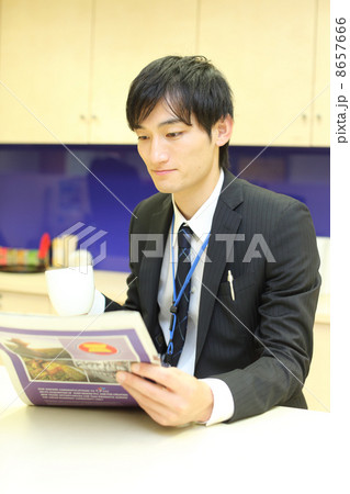 休憩時間に英字新聞を読むビジネスマン 休憩時間に英字新聞を読むビジネスマン 8657666