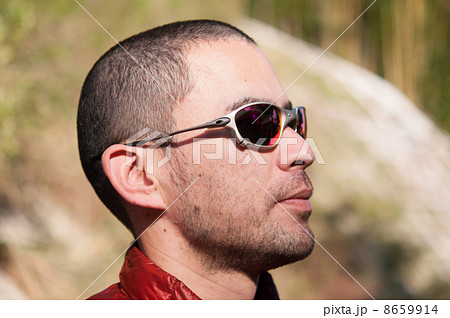サングラスをした男性の横顔の写真素材