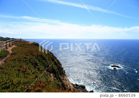 ヨーロッパの最西端ロカ岬から眺める大西洋 8660539