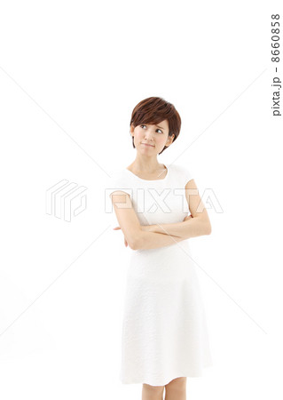 悩む女性 8660858
