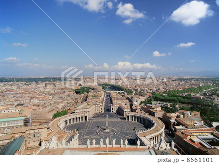 サン・ピエトロ広場とローマの町並み 8661101