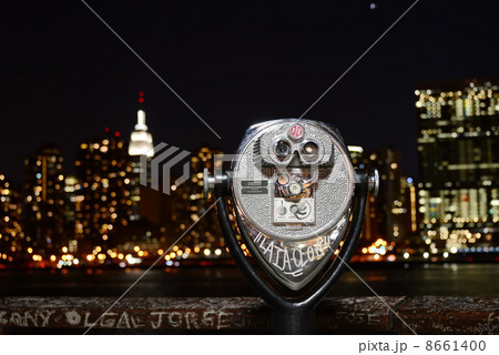 コイン式双眼鏡とマンハッタンの夜景 8661400